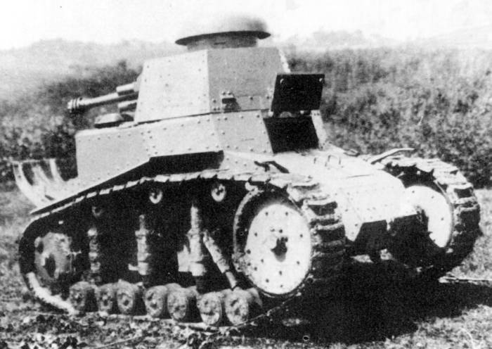         Но вот новый танк был построен, и после пробега в пригородах Ленинграда отправился в Москву на полевые сдаточные испытания. Машина получила наименование 