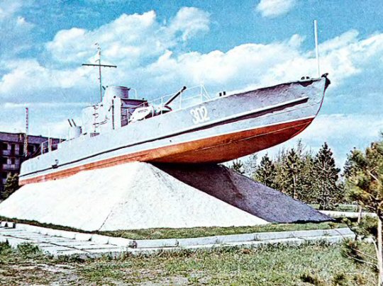         Нарком ВМФ в годы войны - адмирал Н. Г. Кузнецов справедливо считал, что о моряках наших героических речных флотилий 