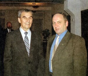 Главный конструктор Т-55 Леонид Карцев (слева) с автором статьи на юбилее Уралвагонзавода
