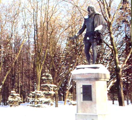 Памятник М. Сервантесу в парке Дружбы.