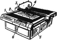 Планшетный графопостроитель: 1 - планшет; 2 - лист бумаги; 3 - подвижная траверса (координата х); 4 - подвижная каретка (координата у); 5 - пишущий узел; 6 - пульт управления