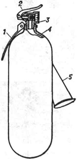 Углекислотный огнетушитель ОУ-5: 1 - ручка; 2 - рычаг; 3 - запорнопусковое устройство; 4 - баллов; 5 - насадок