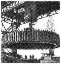 Монтаж ротора гидрогенератора на Горьковской ГЭС специальным краном грузоподъёмностью 500 т