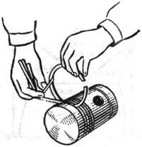 Проверка щупом зазоров между стенками канавки поршня и поршневым кольцом