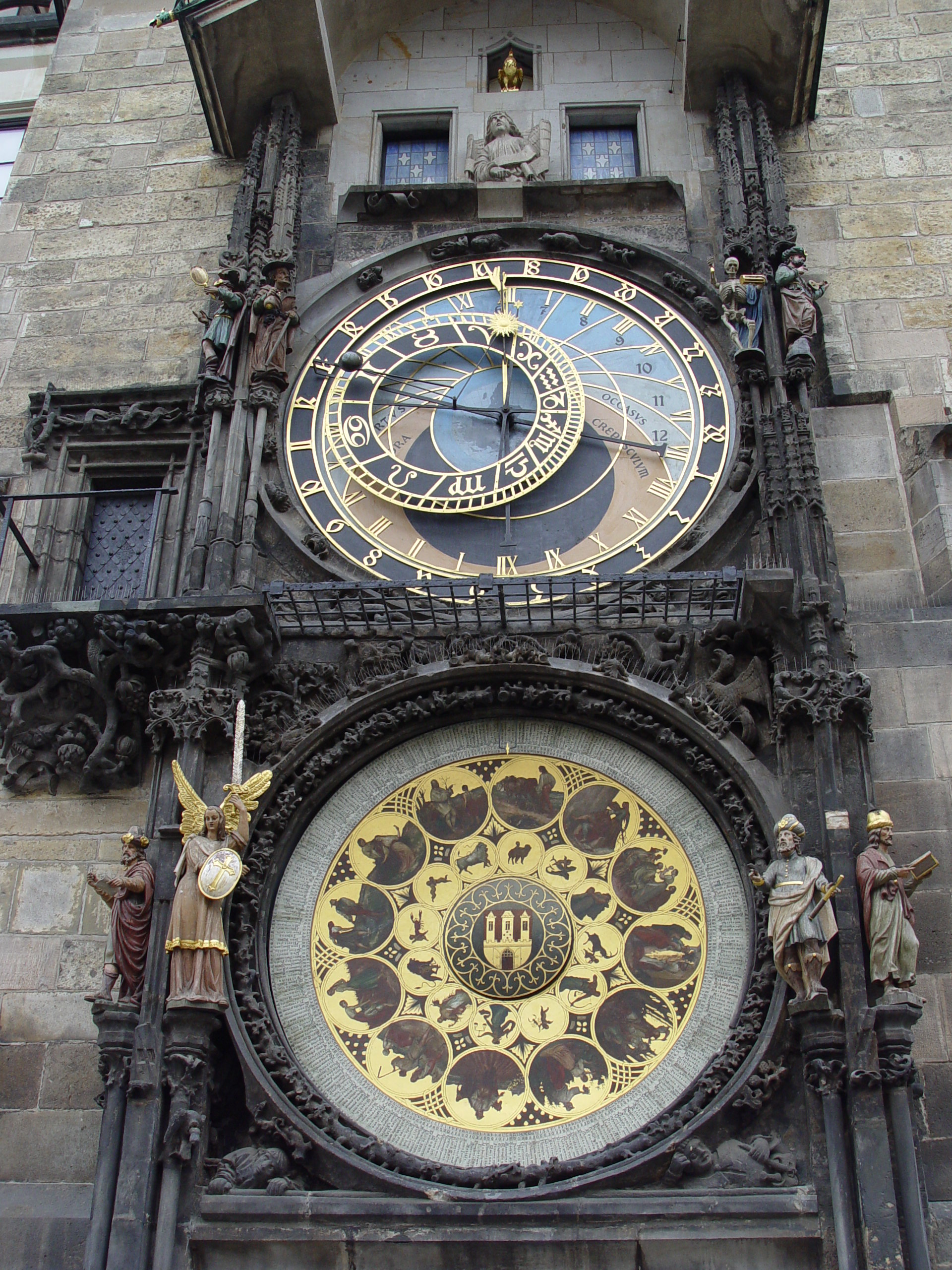 Часы среднего уровня. Часы Орлой в Праге. Пражские куранты Орлой. Башня Орлой Прага. Пражские куранты Староместская площадь.