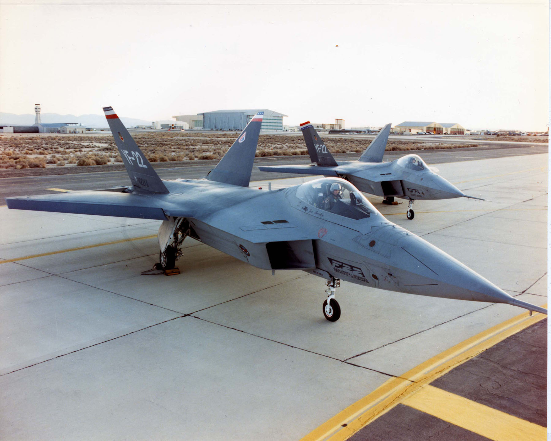 Американские прототипы. F22 Raptor. YF-22 Raptor. Lockheed YF-22. Пара прототипов YF-22 С двигателями ge yf120 и p&w yf119.