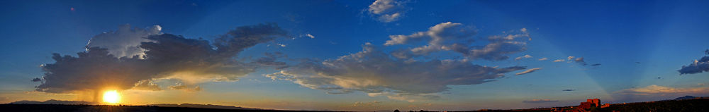 Сумеречные лучи видны в левой части этой панорамной фотографии, а противосумеречные лучи — в правой. Чендлер, Аризона.