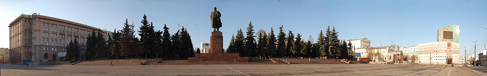 Площадь Революции и памятник В. Ленину