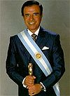 Menem con banda presidencial.jpg