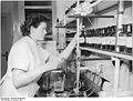 Bundesarchiv Bild 183-42260-0004, Jena, pharmazeutisches Labor.jpg