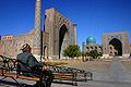 Man at Registan - Samarkand - 15-10-2005.jpg