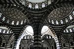 караван сарай это какой город. 150px Khan As%27ad Pacha Al %27Azem. караван сарай это какой город фото. караван сарай это какой город-150px Khan As%27ad Pacha Al %27Azem. картинка караван сарай это какой город. картинка 150px Khan As%27ad Pacha Al %27Azem. Караван-сарай бывает двух видов: открытый и закрытый. Закрытый вид в основном строился вдоль караванных путей, хотя часто такой вид строился и в городах. Стены представляли возможность отбить нападение и выдержать недолгую осаду. Имеет квадратное или прямоугольное построение в основном с открытым двором и колодцем посередине двора. Внутри находились комнаты для проживания и складские помещения для товара. В обязательном порядке присутствовал загон для вьючных животных. Встречались одно- и двухэтажные караван-сараи. В двухэтажных на втором этаже располагались жилые помещения, а на первом склады и загоны для животных.