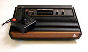 Видео-приставка Atari 2600 с джойстиком