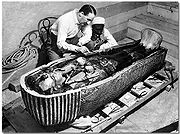 Говард Картер исследует саркофаг фараона Тутанхамона. Гробница KV62 близ Луксора, 1923 г.