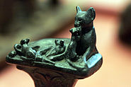 Кошка, играющая с тремя котятами. Бронза. Луврский музей.