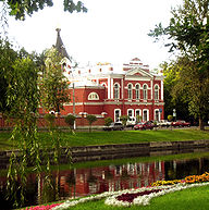 Voznesenskaya church and river and flowers.JPG