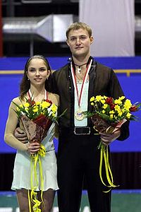 Вера Базарова и Юрий Ларионов на подиуме финала юниорского Гран-при 2007—2008 годов