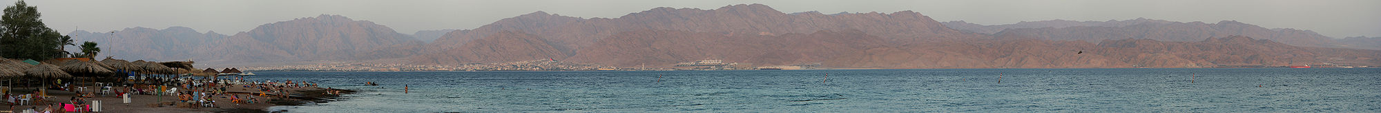 Панорамный вид Красного моря с Эйлата (с Эйлатским (Акабским) заливом на заднем плане)