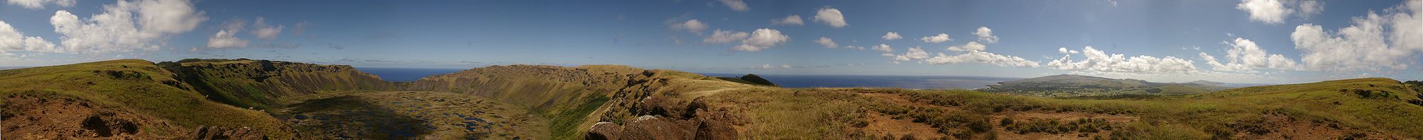 Панорама острова Пасхи с границы кратера Рано-Као