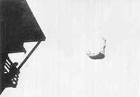 Альберт Цюрнер выполняет прыжок с вышки на Играх 1912