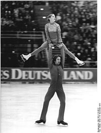Bundesarchiv Bild 183-L1119-0013, Eiskunstläufer, Paarlauf.jpg
