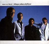 Обложка альбома «Dünya Yalan Söylüyor» (Mor ve Ötesi, 2004)