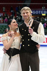 Isabelle Delobel & Olivier Schoenfelder Podium 2008 Worlds.jpg