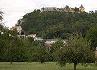 Pitten Burg und Bergkirche.JPG