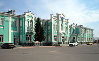код города аткарска саратовской области. 200px Railway station Atkarsk. код города аткарска саратовской области фото. код города аткарска саратовской области-200px Railway station Atkarsk. картинка код города аткарска саратовской области. картинка 200px Railway station Atkarsk. В 1358 на месте, где сейчас расположен город, в густых лесах был основан улус татарского хана Еткары. По его имени назвали речку. В то время это место было выгодным военно-стратегическим пунктом. Природные условия благоприятствовали земледелию, животноводству, рыбной ловле и охоте. Когда после покорения Казани и Астрахани Московское государство начало строительство сторожевых слобод против набегов кочевников, для одной из таких слобод в 1702 было избрано «угожее и крепкое место» — на правой стороне реки Медведицы, при устье речки Еткары. По имени речки и назвали слободу. Населили её солдатами, которые несли сторожевую службу, а также обрабатывали землю, сеяли и убирали хлеб. В то время слобода подчинялась петровскому воеводе.