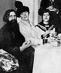 Матрена Распутина, справа, с отцом, Григорием, слева, и мать в центре, в 1914 году.