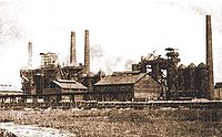 в каком году основан таганрогский металлургический завод. 200px Tagmet domen tseh 1900. в каком году основан таганрогский металлургический завод фото. в каком году основан таганрогский металлургический завод-200px Tagmet domen tseh 1900. картинка в каком году основан таганрогский металлургический завод. картинка 200px Tagmet domen tseh 1900. О ПРЕДПРИЯТИИТаганрогский металлургический завод основан в 1896 году.Предприятие выпускает практически все виды стальных труб, в том числе высокопрочные со специальными свойствами, коррозионностойкие, трубы с высокогерметичными резьбовыми соединениями, бесшовные горячедеформированные, бурильные трубы с приварными замками, обсадные трубы и муфты к ним, трубы для ремонта скважин, сварные стальные круглые и профильные трубы, водогазопроводные трубы, оцинкованные трубы.В 2008 г. на ТАГМЕТе введен в эксплуатацию первый в России трубопрокатный комплекс с непрерывным станом PQF, который производит бесшовные трубы нефтегазового сортамента по новейшей технологии.В 2013 г. ведена в промышленную эксплуатацию ДСП (фирма SMS Demag, Германия) взамен устаревшей мартеновской печи.Сталеплавильный комплекс Таганрогского металлургического завода полностью обеспечивает потребности предприятия в стальной трубной заготовке, а также предлагает непрерывно-литую заготовку для других потребителей.