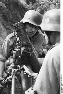 Bundesarchiv Bild 101I-304-0628-12A, Italien, Soldaten mit Granatwerfer in Ortschaft.jpg