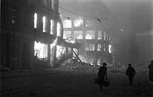 в каком году был основан берлин. 220px Bundesarchiv Bild 183 J30142%2C Berlin%2C Br%C3%A4nde nach Luftangriff. в каком году был основан берлин фото. в каком году был основан берлин-220px Bundesarchiv Bild 183 J30142%2C Berlin%2C Br%C3%A4nde nach Luftangriff. картинка в каком году был основан берлин. картинка 220px Bundesarchiv Bild 183 J30142%2C Berlin%2C Br%C3%A4nde nach Luftangriff. Берлин интересен своей историей. Из двух маленьких деревушек, разделенных рекой Шпрее, он в сравнительно короткие сроки стал многомиллионным промышленным городом, столицей государства.
