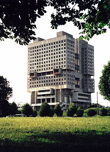 в каком году был построен дом советов в калининграде. 220px Dom sovetov. в каком году был построен дом советов в калининграде фото. в каком году был построен дом советов в калининграде-220px Dom sovetov. картинка в каком году был построен дом советов в калининграде. картинка 220px Dom sovetov. Дом сове́тов — известное недостроенное здание в центре города Калининград (Россия), строительство которого началось в 1970 году. Считается одним из символов и главным «долгостроем» города. В народе часто именуется «закопанным роботом», так как своим видом напоминает голову гигантского робота, которого закопали в землю по плечи.