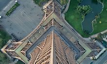 как правильно написать эйфелева башня. 220px Eiffelturm von oben 21142070. как правильно написать эйфелева башня фото. как правильно написать эйфелева башня-220px Eiffelturm von oben 21142070. картинка как правильно написать эйфелева башня. картинка 220px Eiffelturm von oben 21142070. Французские власти решили устроить всемирную выставку в память столетнего юбилея Французской революции (1789 год). Парижская городская администрация попросила известного инженера Гюстава Эйфеля внести соответствующее предложение. Вначале Эйфель был немного озадачен, но затем, порывшись в своих бумагах, внес на рассмотрение чертежи 300-метровой железной башни, которым он до этого почти не уделял внимания. 18 сентября 1884 года Гюстав Эйфель получает совместный со своими сотрудниками патент на проект, а впоследствии выкупает у них же и исключительное право.