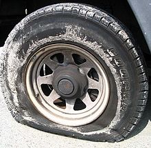 Спущенное колесо означает, что автомобилисту придётся воспользоваться запаской.