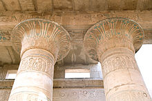 Две поддерживающие крышу каменные колонны, окрашенные выцветшими красками и надрезанные египетскими иероглифами