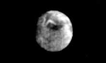 Спутник Миранда, увиденный «Вояджером-2». На нём можно заметить серо-белое покрытие Короны Инвернесс