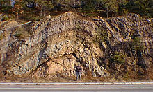 что такое синклиналь и антиклиналь. 220px NJ Route 23 anticline. что такое синклиналь и антиклиналь фото. что такое синклиналь и антиклиналь-220px NJ Route 23 anticline. картинка что такое синклиналь и антиклиналь. картинка 220px NJ Route 23 anticline. В расплавленной мантии нашей планеты постоянно происходят различные геохимические процессы, которые называются эндогенными. Такие процессы вызваны тепловой энергией мантии и земной коры. Источниками энергии являются распад радиоактивных элементов и гравитационная дифференциация пород мантии. Эти процессы вызывают такие явления, как землетрясения, появление и развитие островов, океанических впадин и горных хребтов, извержение вулканов, метаморфизм горных пород, деформация и тектонические подвижки земной коры в вертикальной и латеральной плоскостях.
