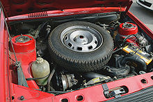 Запасное колесо в сборе в отсеке двигателя Renault 14 (англ.)