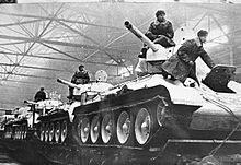 какую продукцию выпускает уралмашзавод. 220px RIAN archive 1274 Tanks going to the front. какую продукцию выпускает уралмашзавод фото. какую продукцию выпускает уралмашзавод-220px RIAN archive 1274 Tanks going to the front. картинка какую продукцию выпускает уралмашзавод. картинка 220px RIAN archive 1274 Tanks going to the front. Если задать вопрос, какое предприятие в Российской Федерации самое известное, с высокой долей вероятности это будет «Уралмаш». Уральский завод тяжелого машиностроения недаром называют «отцом отечественной промышленности». В его цехах создавалось (и создается) во многом уникальное крупногабаритное оборудование для многих производств Советского Союза, а ныне – России, СНГ и ряда зарубежных стран. Это не просто завод, а огромный комплекс, где изготавливают конструктивно сложную и высокотехнологичную продукцию.