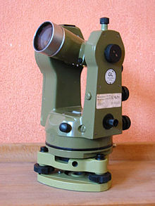 что такое старинный теодолит кратко. 220px Theodolite. что такое старинный теодолит кратко фото. что такое старинный теодолит кратко-220px Theodolite. картинка что такое старинный теодолит кратко. картинка 220px Theodolite. Теодоли́т — измерительный прибор для измерения горизонтальных и вертикальных углов при геодезических работах, топографических, геодезических и маркшейдерских съёмках, в строительстве и т. п. Основной рабочей мерой в теодолите являются лимбы с градусными и минутными делениями (горизонтальный и вертикальный). Теодолит может быть использован для измерения расстояний нитяным дальномером и для определения магнитных азимутов с помощью буссоли.