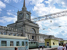 в каком году был основан город царицын. 220px volgograd station 2. в каком году был основан город царицын фото. в каком году был основан город царицын-220px volgograd station 2. картинка в каком году был основан город царицын. картинка 220px volgograd station 2. В 1667-1672 гг. царицынский гарнизон принял сторону Степана Разина. В 1691-м в Царицыне учреждена таможня, здесь шла оживлённая торговля солью и рыбой. В 1707 г. донские казаки под предводительством Василия Булавина и Игнатия Некрасова взяли город, но скоро были изгнаны прибывшими из Астрахани войсками правительства. В 1722-м и 1723 г. город посетил Пётр I и подарил его своей супруге Екатерине I. В 1727 году Царицын был снова истреблён пожаром. В 1731-м Царицын был отстроен заново и укреплён. Город стал центром военной линии от Волги к Дону. В 1774 году город два раза был осаждён Е. И. Пугачёвым, но без успеха.