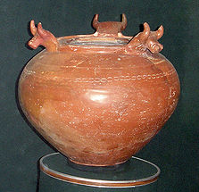 Urartian pottery, Erebuni museum 6a.jpg