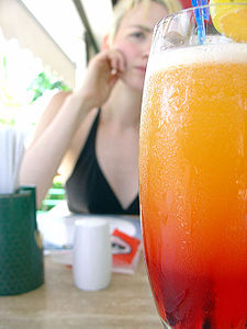 что такое санрайз напиток. 225px Tequila Sunrise with girl behind. что такое санрайз напиток фото. что такое санрайз напиток-225px Tequila Sunrise with girl behind. картинка что такое санрайз напиток. картинка 225px Tequila Sunrise with girl behind. Коктейль Текила Санрайз (Tequila Sunrise) – это своего рода символ свободы и яркой жизни. Его можно сравнить с рассветом, который покоряет своей цветовой гаммой и обещает впереди интересный день. Название этого коктейля слышали все, но не все знакомы с подробностями, особенностями и историей этого удивительного напитка.
