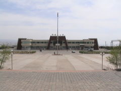достык алашанькоу код станции. 240px 20060426050710. достык алашанькоу код станции фото. достык алашанькоу код станции-240px 20060426050710. картинка достык алашанькоу код станции. картинка 240px 20060426050710. Станция Достык является пограничной перегрузочной станцией и выполняет полный комплекс операций по приему и отправлению поездов, следующих через государственную границу, перегрузке из вагона в вагон в связи со сменой ширины колеи, перестановке грузовых и пассажирских вагонов с тележек одной колеи на тележки другой колеи, формированию и расформированию составов, отправляемых на сеть и прибывающих с сети дорог Казахстана и других стран.