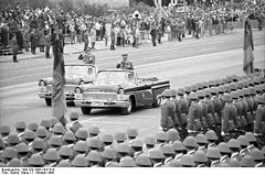 Bundesarchiv Bild 183-1988-1007-010, Berlin, 39. Jahrestag DDR-Gründung, Parade.jpg