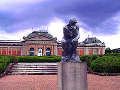 Здание музея со скульптурой Родена Мыслитель перед ним