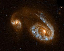 NGC 5278 (право) и NGC 5279