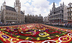 Площадь Гран-Плас с цветочным ковром